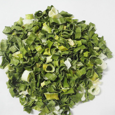 水分を取り除かれた野菜は緑色の空気を3x3mm乾燥したアサツキの薄片を