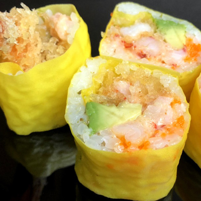 虹の寿司のラッパーMamenoriは寿司の大豆のクレープを広げる