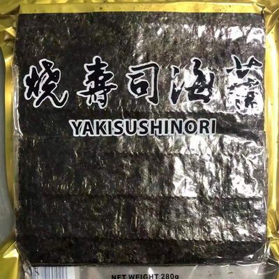 自然な海藻の味で 100個セットのノリ寿司を冷やして乾燥させる