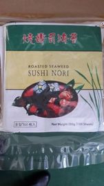 日本様式は海藻Noriによって乾燥されたNoriの寿司の覆いシートを焼きました