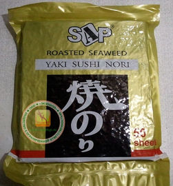 Yakiの寿司のNoriの海藻シートは乾燥した海藻破片の深緑色色を焼きました
