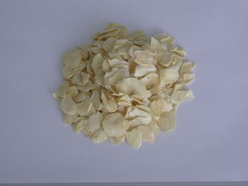 薄黄色の乾燥されたスライスされたニンニク/Sweasoningはニンニクの薄片を乾燥しました