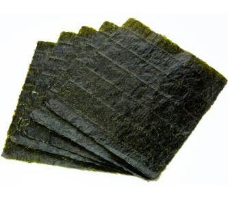 深緑色の乾燥した乾燥された寿司によって焼かれるNoriは海藻を広げる